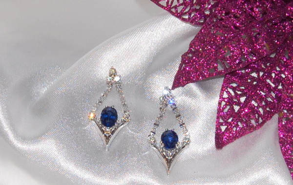 Orecchini con zaffiri ovali e diamanti in oro bianco 18kt.