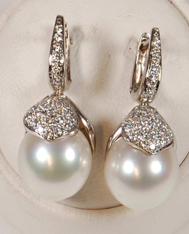 Orecchini perle e diamanti in oro bianco 18kt.