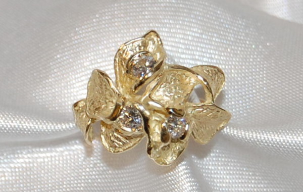 Anello foglie a scultura e diamanti in oro giallo 18kt.