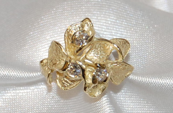 Anello foglie a scultura e diamanti in oro giallo 18kt.