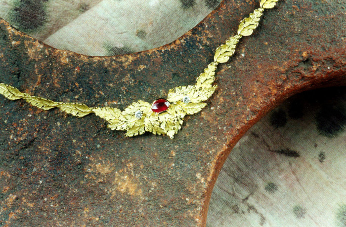 Girocollo foglie scultura con rubino in oro giallo 18kt.