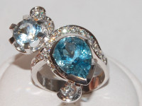 Anello acquamarina e diamanti in oro bianco 18 kt.