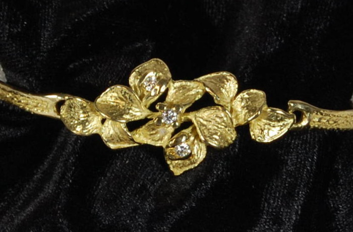 Bracciale foglie a scultura e diamanti in oro giallo 18kt