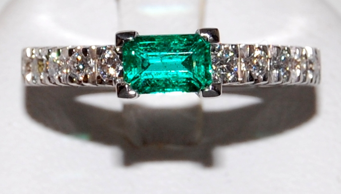 Verretta con smeraldo e diamanti in oro bianco 18kt.